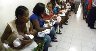 haitianas alumbrando en hospitales locales
