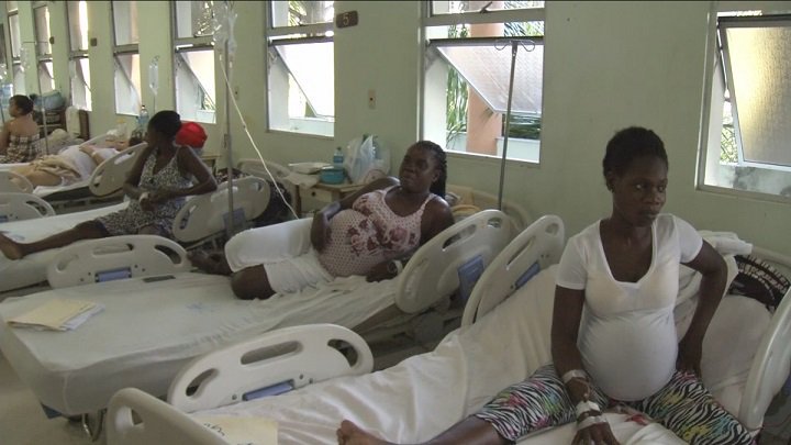 extranjeras haitianas en hospitales publicos