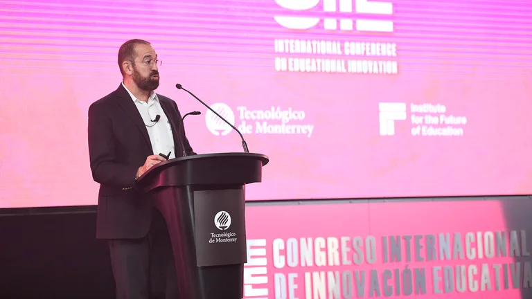 José Escamilla, director asociado del Instituto para el Futuro de la Educación, inauguró el congreso