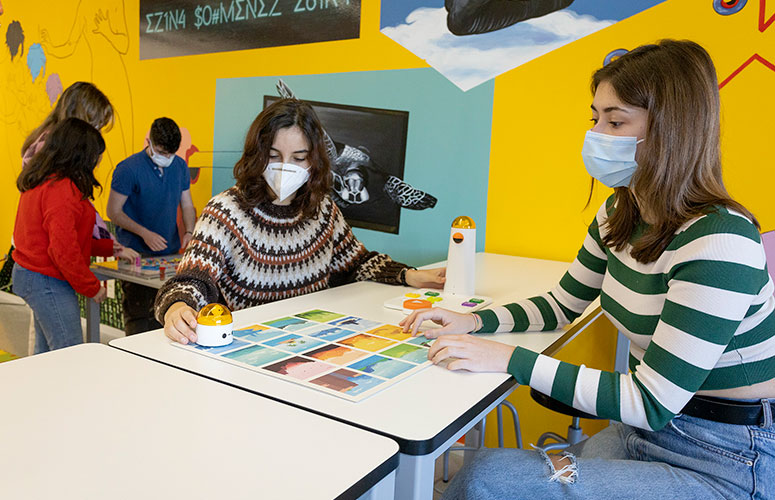 Alumnado de primer curso de Educación Primaria trilingüe en el laboratorio STEAM de la Facultad de Educación de Bilbao. Foto: Tere Ormazabal. UPV/EHU.