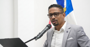 Edwin foto en discurso uasd.