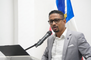 Edwin foto en discurso uasd.